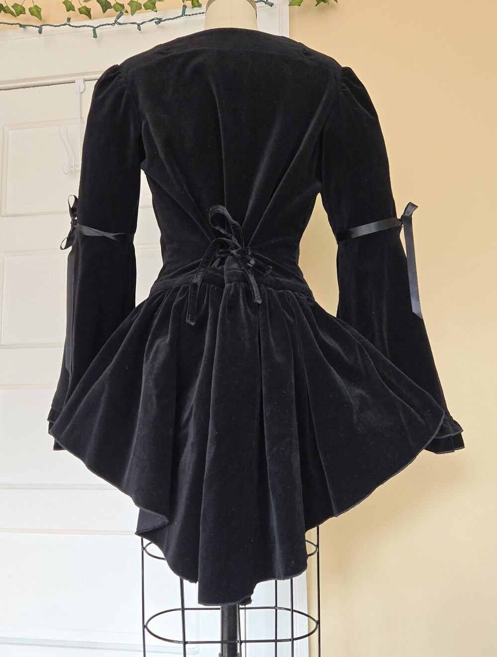 Shrine of Hollywood black velvet goth steampunk tailcoat bell sleeve peplum - Picture 4 of 16